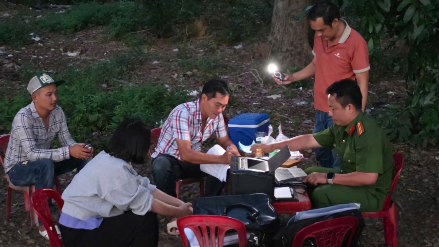 Đổ trộm hàng trăm tấn rác, giám đốc doanh nghiệp ở TP.HCM bị khởi tố