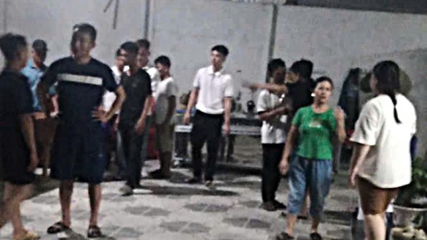 Chồng tử vong, vợ và con bị thương do điện giật khi dằn mái nhà chống bão số 5