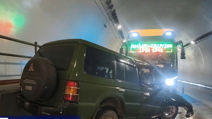 Ô tô 7 chỗ va chạm xe khách giường nằm trong hầm Đèo Ngang, 2 người chết