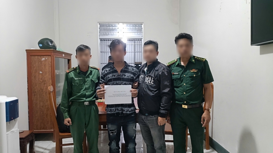 Đồn Biên phòng Rạch Gốc bắt 2 đối tượng trốn lệnh truy nã trên tàu cá