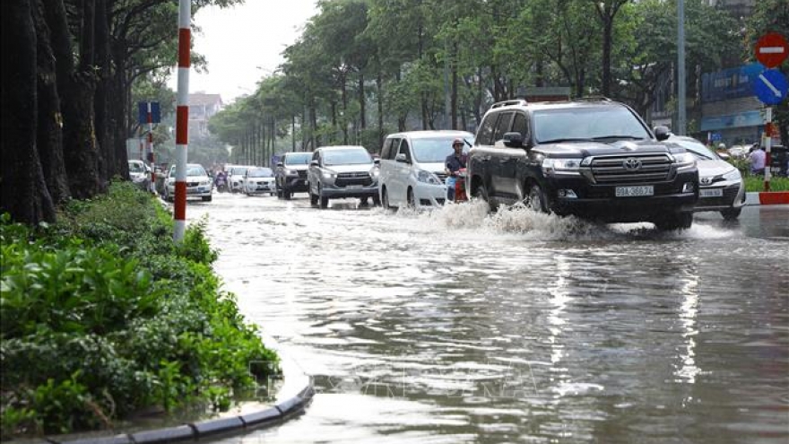 Cảnh báo dông, lốc, sét, mưa đá và mưa lớn tại khu vực nội thành Hà Nội