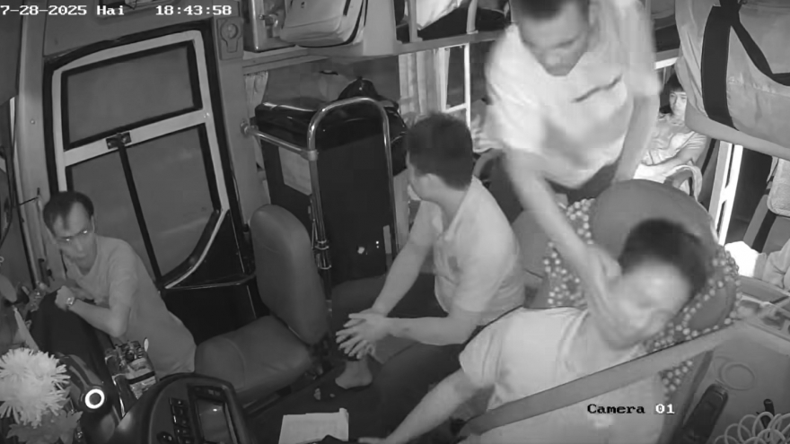 Tài xế bất ngờ bị hành khách tát trong khi đang lái xe