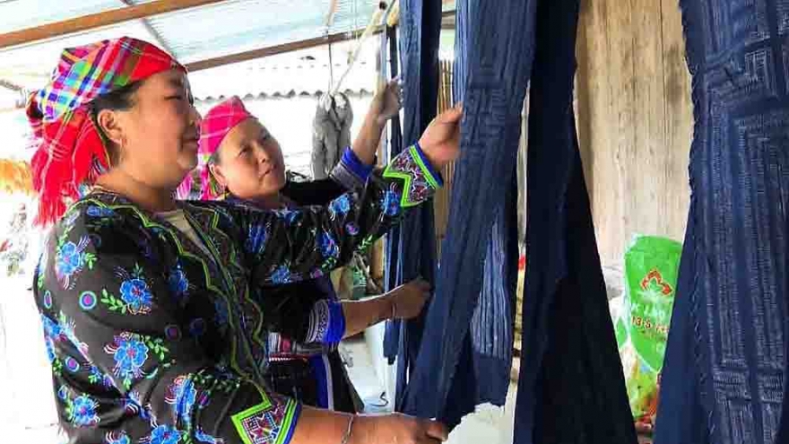 Người Mông Lai Châu giữ sắc chàm trên trang phục dân tộc