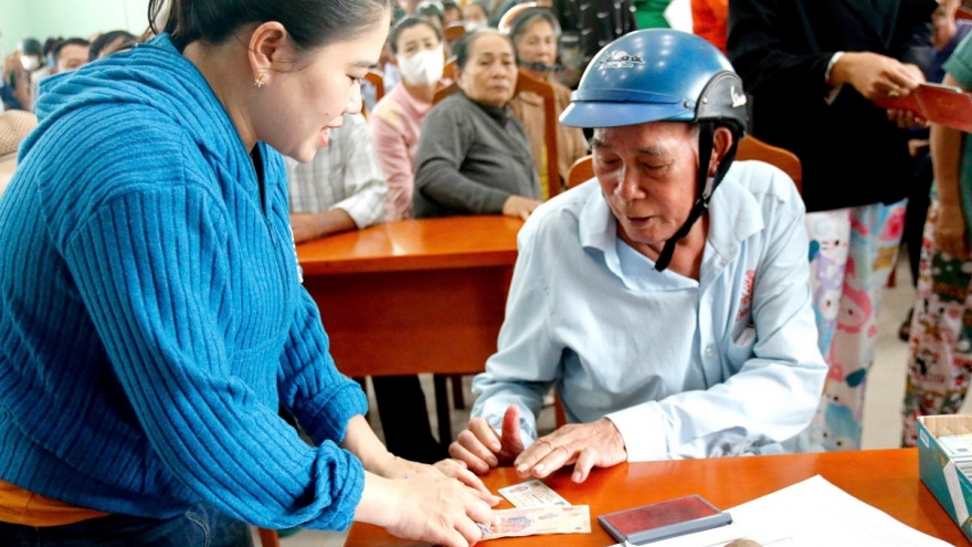 Người dân Lâm Đồng, Khánh Hòa nhận 100.000 đồng tiền trao tặng từ Chính phủ