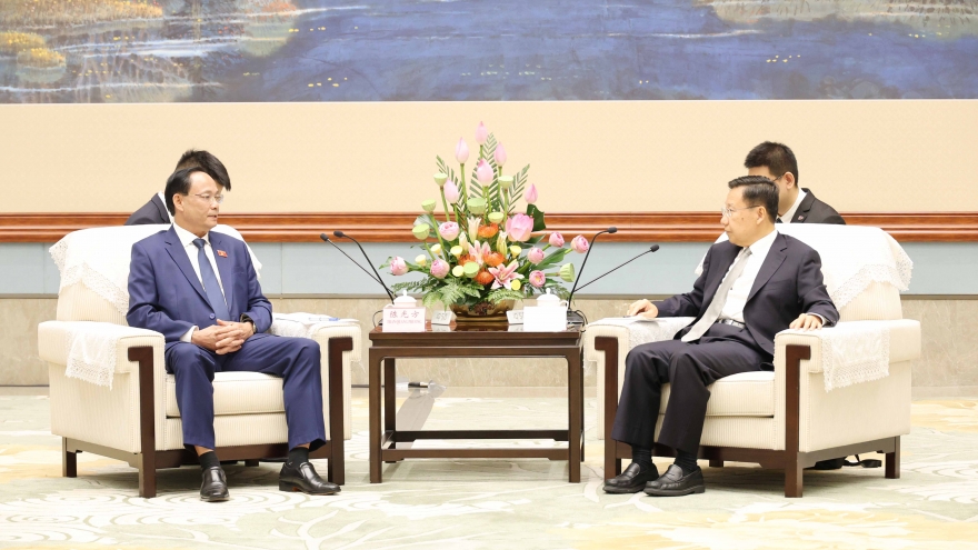 Phó Chủ tịch Quốc hội Trần Quang Phương hội kiến Bí thư Tỉnh ủy Tứ Xuyên Vương Hiểu Huy