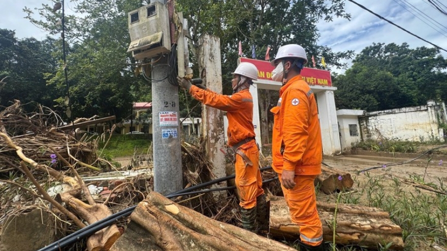 Nghệ An nỗ lực khôi phục cấp điện cho các gia đình bị ảnh hưởng mưa lũ lớn