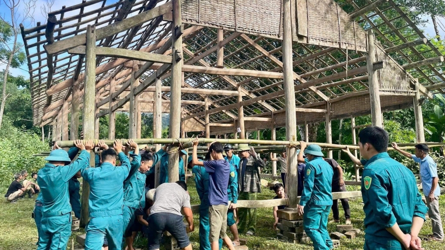 Xuất hiện hố sụt lún không đáy ở Lạng Sơn, một hộ dân phải di dời khẩn cấp