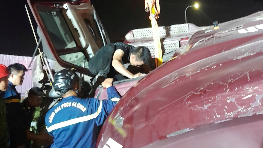 Cứu hộ tài xế mắc kẹt trong cabin xe đầu kéo lật ngang sau tai nạn