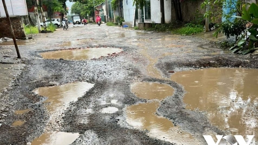 Tỉnh lộ 418 (Hà Nội) xuống cấp: Dân khổ sở chờ đợi, chính quyền... im lặng