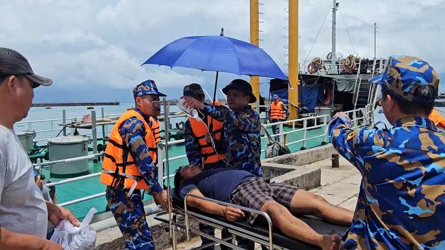 Hải đoàn 129 kịp thời đưa ngư dân bị nạn trên biển về Bệnh xá đảo Trường Sa