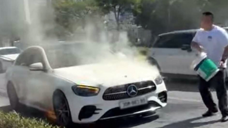 Xe Mercedes bốc cháy dữ dội trên đường phố Hà Nội
