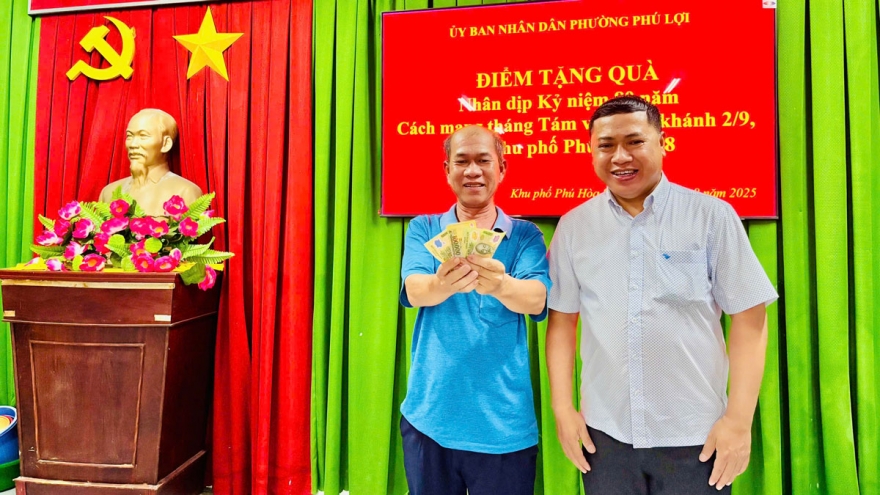 Người dân TP.HCM phấn khởi nhận quà mừng lễ 2/9