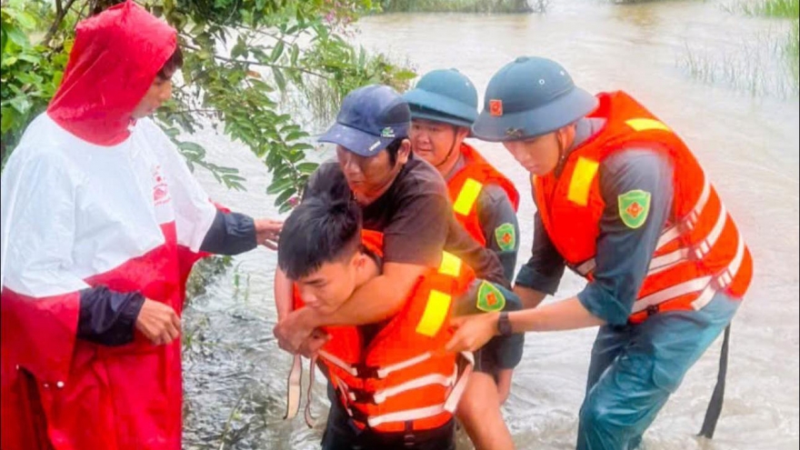 Giải cứu hai mẹ con bị tai biến khỏi căn nhà ngập sâu ở Đồng Nai