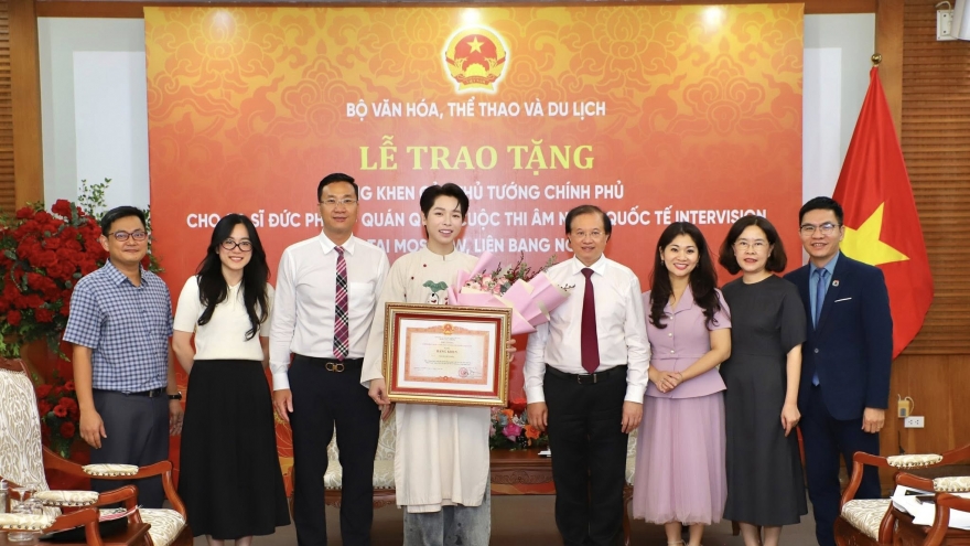 Đức Phúc nhận Bằng khen của Thủ tướng Chính phủ