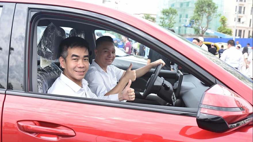 Xe dịch vụ 7 chỗ cỡ nhỏ: Cuộc chiến giữa xăng và điện