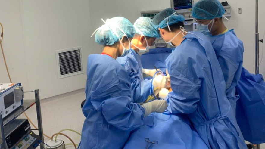 Hy hữu bệnh nhân có tim bên phải được lấy sỏi mật thành công