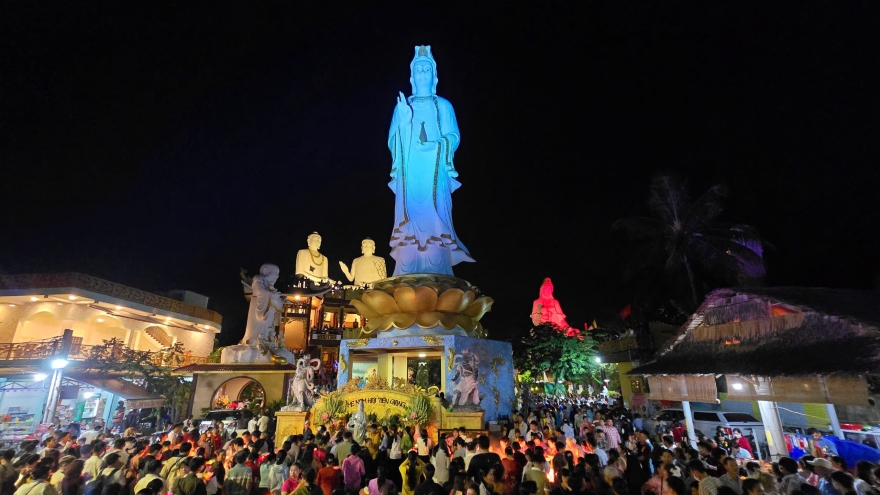 Đông đảo người dân đến viếng chùa, tham gia hoạt động xã hội dịp Rằm tháng Bảy