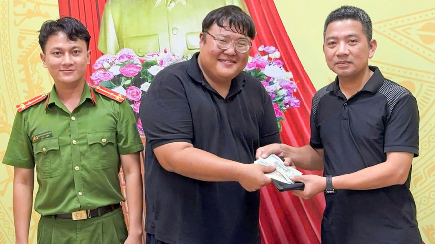 Trả lại tiền bỏ quên trên bãi biển Đà Nẵng cho du khách Hàn Quốc