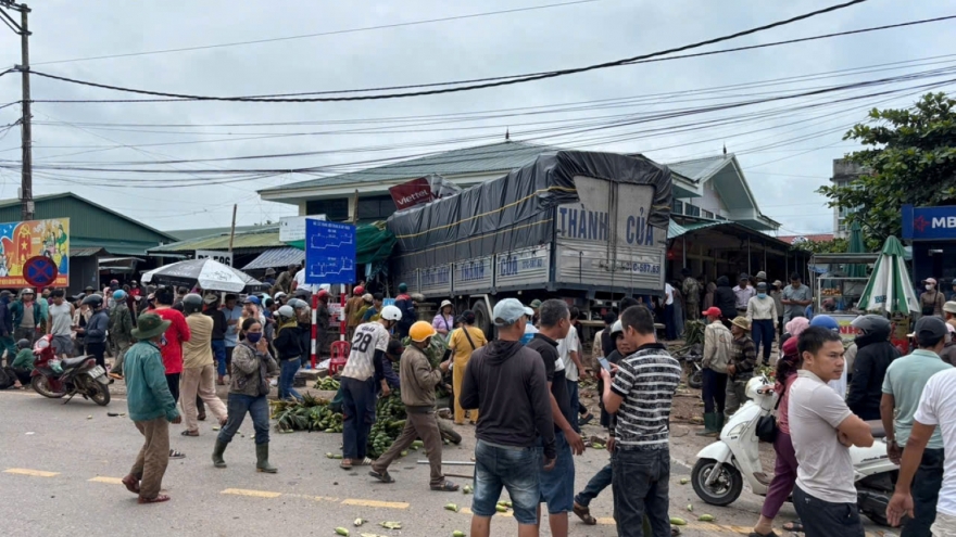 Xe tải lao vào chợ Tân Long, Quảng Trị làm 3 người chết, 3 người bị thương