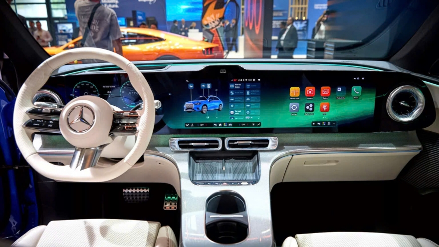 Chán màn hình cảm ứng, Mercedes quay lại với nút bấm vật lý