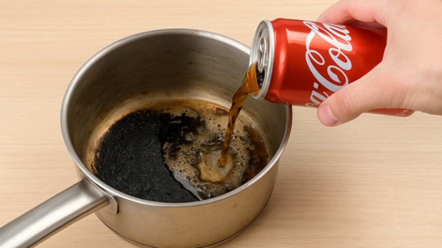 Vì sao coca có thể làm sạch nồi bị cháy?