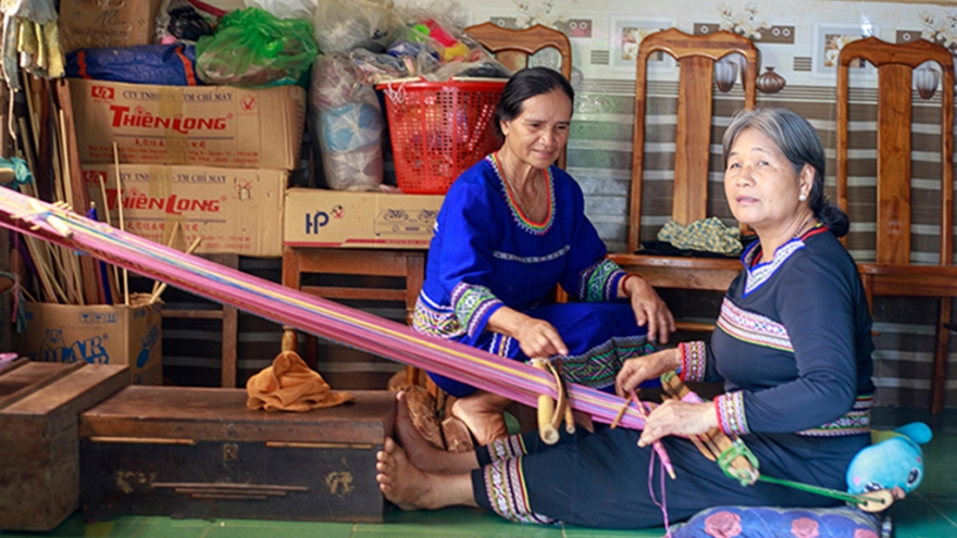 Người giữ nghề dệt thổ cẩm truyền thống Xơ Đăng