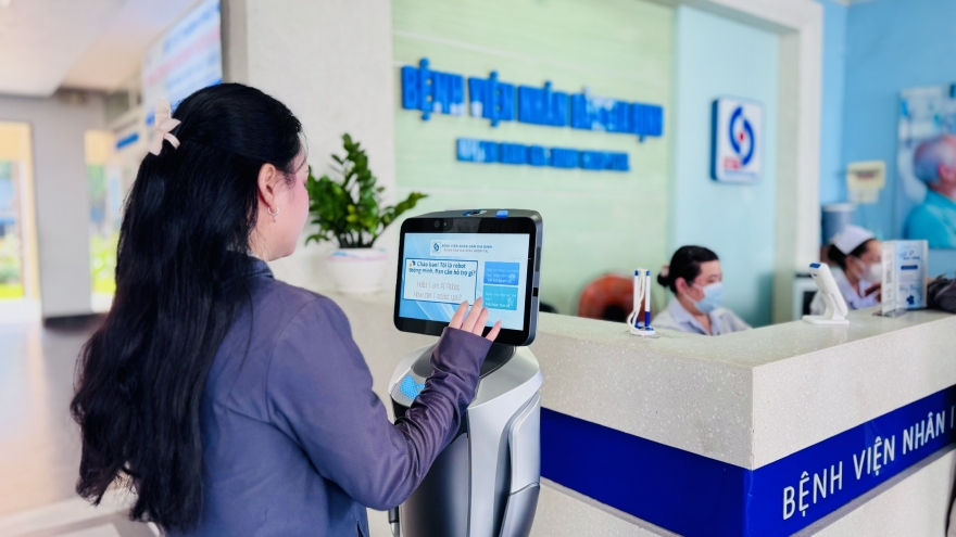 Bệnh viện Nhân dân Gia Định thử nghiệm robot hỗ trợ hướng dẫn người bệnh