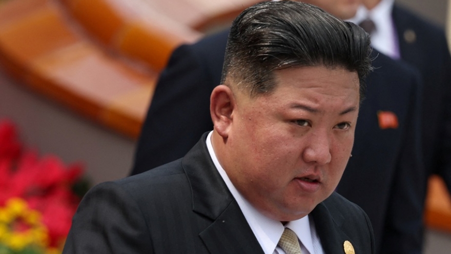 Lãnh đạo Triều Tiên Kim Jong Un bắt tay Chủ tịch Quốc hội Hàn Quốc tại Bắc Kinh