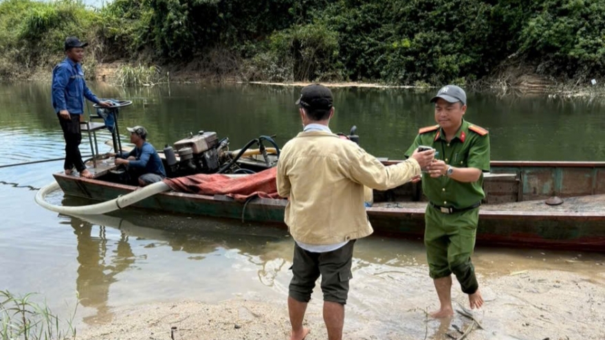 Phát hiện đối tượng khai thác cát trái phép ở Đắk Lắk
