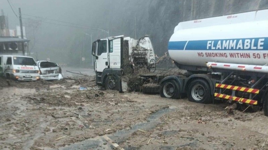 Siêu bão Ragasa suy yếu khi vào Philippines, một cơn bão khác đang hình thành