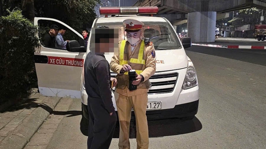 Xe cứu thương vượt đèn đỏ hoặc chạy quá tốc độ, có bị xử phạt không?