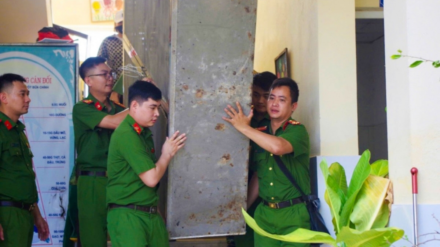 Công an xã Xuân Mai chung sức cùng nhân dân khắc phục hậu quả mưa lũ