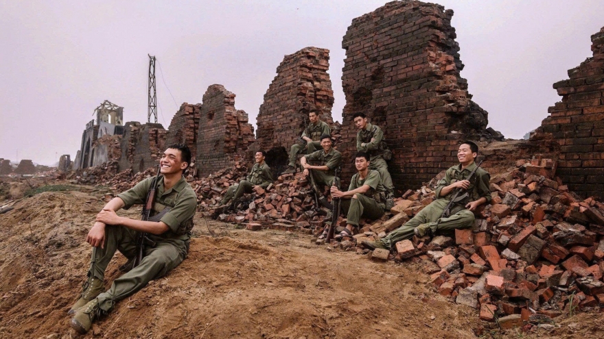 "Mưa đỏ" cán mốc doanh thu 700 tỷ đồng trước ngày rời rạp