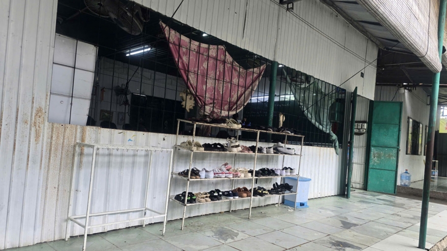 Vụ phòng học bằng tôn ở TP.HCM: Địa phương lắp 4 tivi, cải tạo chờ trường mới