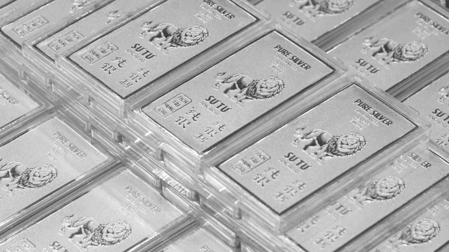 Giá bạc hôm nay 17/10: Bạc trong nước tăng, người dân xếp hàng từ sáng chờ mua