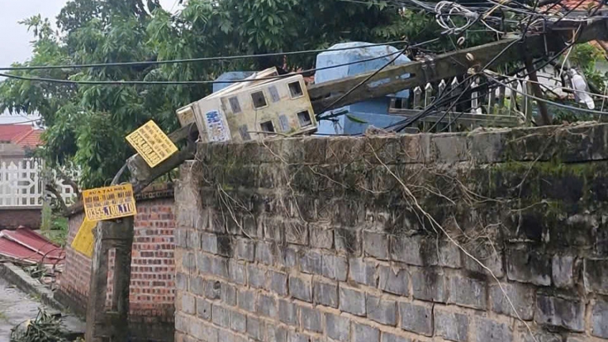 Giông lốc gây sập tường, tốc mái nhà, trường học tại Hải Phòng