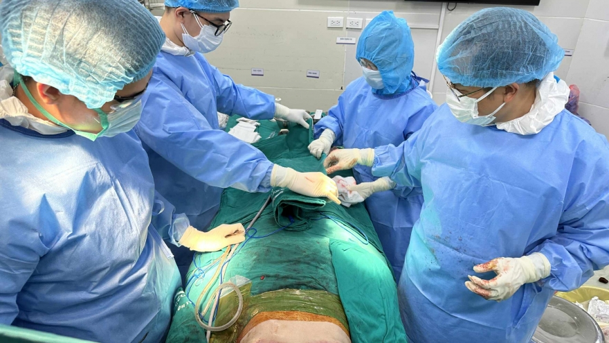 Ca phẫu thuật 7 tiếng đồng hồ cứu bệnh nhân HIV bị biến chứng do tiêm silicon ngực