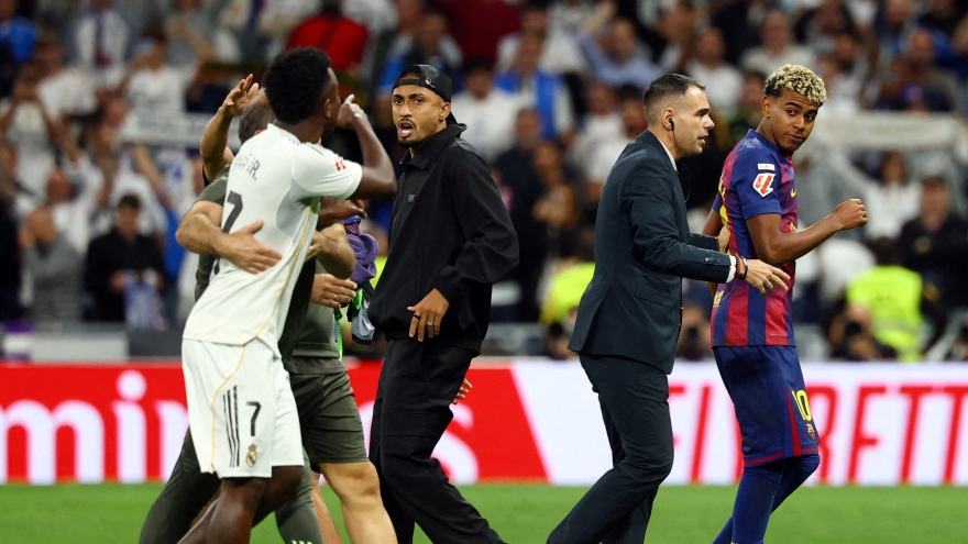 Barcelona thua Real Madrid, Lamine Yamal gạ Vinicius ra ngoài nói chuyện riêng