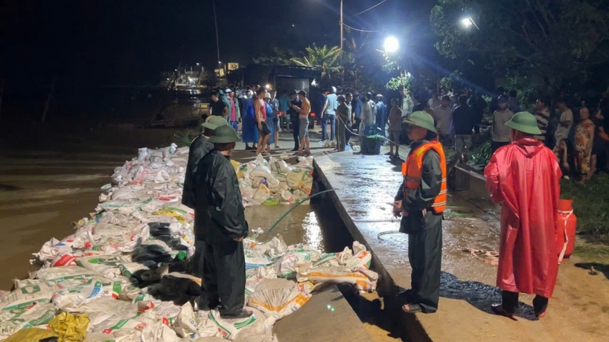 Bộ đội cùng dân xuyên đêm vác cát, đá "vá" bờ kè biển ở Đà Nẵng