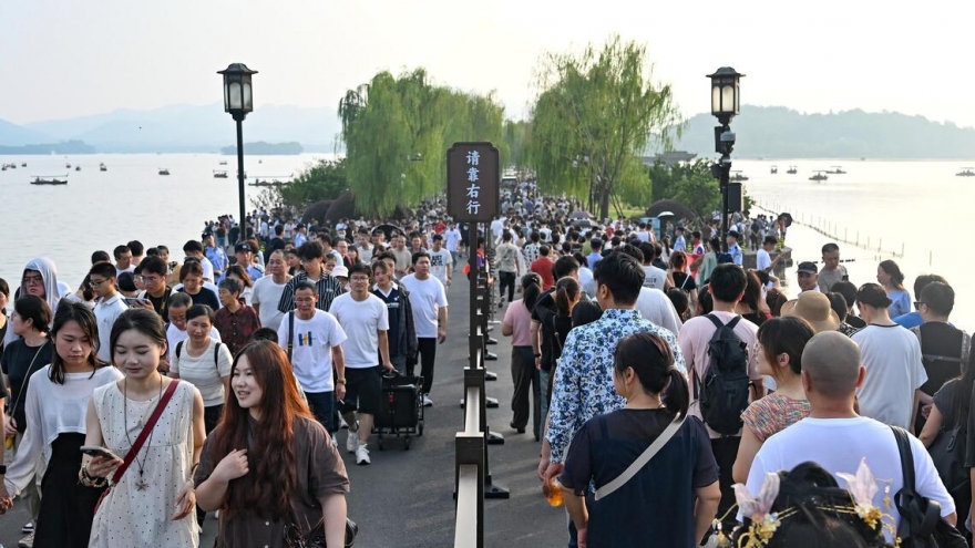 Làn sóng du lịch bùng nổ tại Trung Quốc trong ngày đầu kỳ nghỉ dài