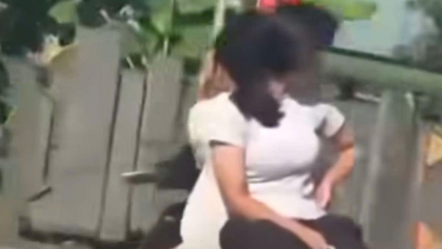 Clip ghi cảnh 2 nữ sinh không đội mũ bảo hiểm, người ngồi sau quay ngược 180 độ