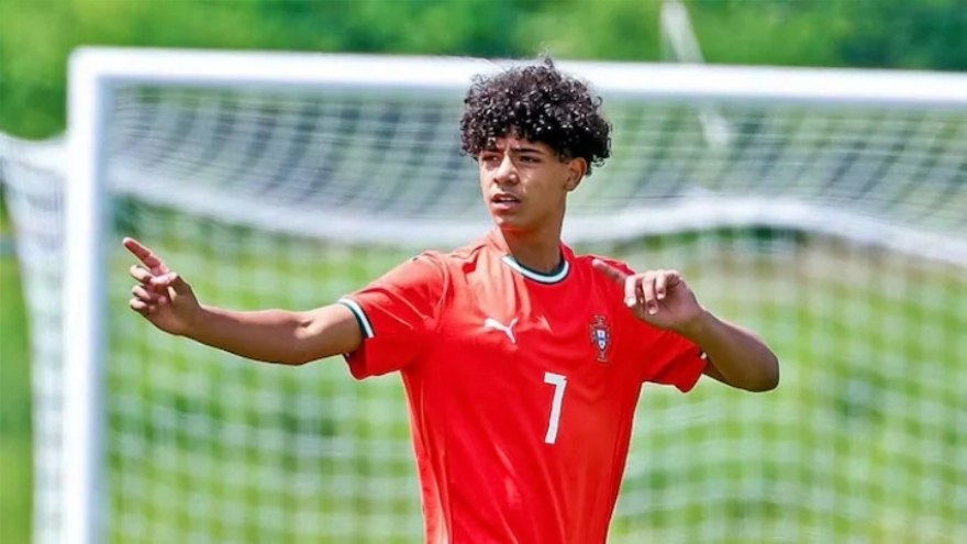 Con trai Ronaldo được gọi lên U16 Bồ Đào Nha