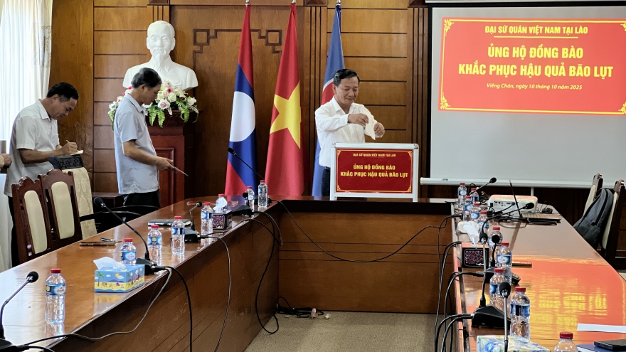 Cộng đồng người Việt ở Lào ủng hộ đồng bào trong nước chịu thiệt hại do bão lũ