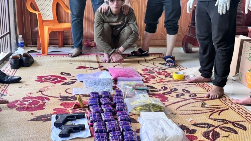 Bắt đối tượng tàng trữ súng quân dụng, cùng 14 kg ma túy các loại