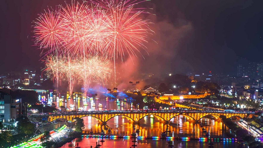 Hơn 70.000 đèn lồng thắp sáng lễ hội Jinju Namgang, Hàn Quốc