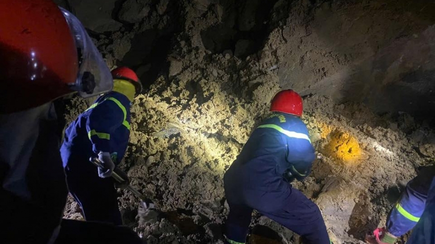 Vụ xe bán tải bị đất đá vùi lấp ở Lào Cai: 2 nạn nhân đã tử vong, 1 người vẫn mất tích