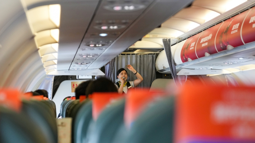 Hãng hàng không Trung Quốc gây xôn xao khi tuyển tiếp viên đã kết hôn và sinh con