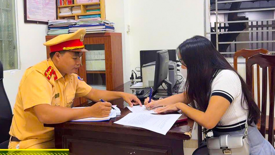 Đi xe máy vừa nghe điện thoại, người phụ nữ nhận phạt 1,4 triệu đồng