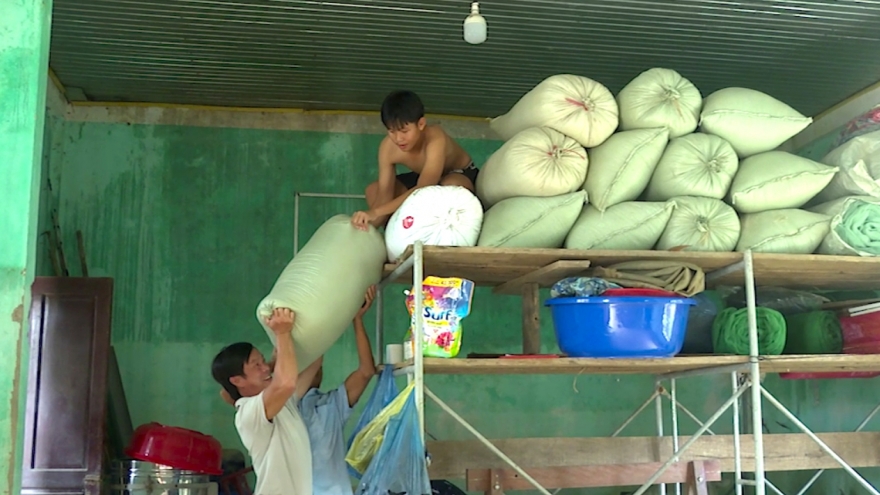 Người dân ở rốn lũ Quảng Trị chuẩn bị thuyền, kê cao tài sản ứng phó với mưa lũ