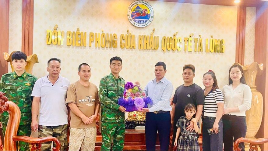 Đồng bào biên giới cảm ơn bộ đội biên phòng giúp dân vượt qua mưa lũ